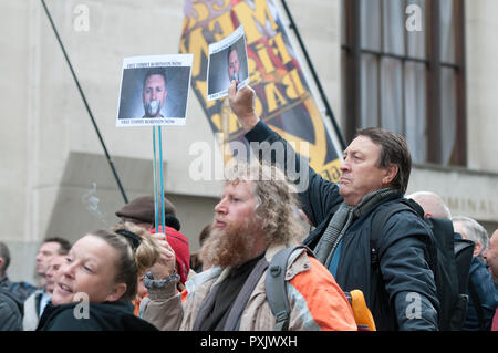 Londres, Royaume-Uni. 23 Oct 2018. Les partisans de Tommy Robinson sont vu la tenue des pancartes. Le chef de la droite, dont le vrai nom est Stephen Yaxley-Lennon, a été publié en août sur appel, en attendant une nouvelle audience à l'Old Bailey au prétendu outrage au tribunal à Leeds. Pro et anti Tommy Robinson manifestants rassemblés à l'extérieur de l'Old Bailey, tout en Yaxley-Lennon, alias Robinson a parlé. Credit : SOPA/Alamy Images Limited Live News Banque D'Images