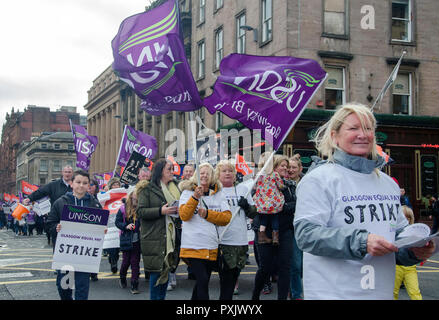 Glasgow, Royaume-Uni. 23 Oct 2018. Les manifestants marcher pour l'égalité de rémunération à George Square, à Glasgow, en Écosse. Credit : Kelly Neilson/Alamy Live News. Banque D'Images