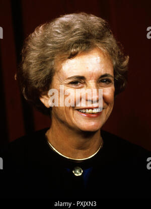 Washington, District de Columbia, Etats-Unis. 29 Sep, 2009. Associer la justice, de la Cour suprême des États-Unis, Sandra Day O'Connor pose pour une photo lors d'un photo-op à la Cour suprême des États-Unis à Washington, DC le mardi 11 septembre, 1990. O'Connor, la première femme à servir en qualité de la Justice, a été nommé en 1981 par le président américain Ronald Reagan Crédit : Robert Trippett/CNP/ZUMA/Alamy Fil Live News Banque D'Images