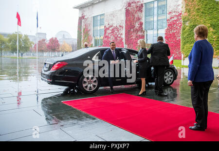 Berlin, Allemagne. 23 Oct, 2018. La chancelière Angela Merkel (CDU) est en attente devant la chancellerie pour président polonais Andrzej Duda pour sortir de la voiture. Le Président de la République de Pologne et son épouse sont sur une visite de deux jours en Allemagne. Credit : Jens Büttner/dpa-Zentralbild/dpa/Alamy Live News Banque D'Images