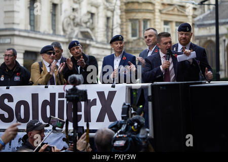 Londres, Royaume-Uni. 23 Oct 2018. Tommy Robinson se plaignait à certains journalistes whist aborder une foule de supporters à l'extérieur de l'Old Bailey. Crédit : Kevin J. Frost/Alamy Live News Banque D'Images