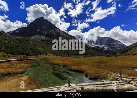 Le Sichuan, Shanghai, Chine. 23 Oct, 2018. Le Sichuan, Chine-Yading est un niveau national réserver dans Daocheng County, au sud-ouest d'ChinaÃ », de la province du Sichuan. Crédit : SIPA Asie/ZUMA/Alamy Fil Live News Banque D'Images