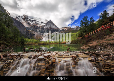 Le Sichuan, Shanghai, Chine. 23 Oct, 2018. Le Sichuan, Chine-Yading est un niveau national réserver dans Daocheng County, au sud-ouest d'ChinaÃ », de la province du Sichuan. Crédit : SIPA Asie/ZUMA/Alamy Fil Live News Banque D'Images