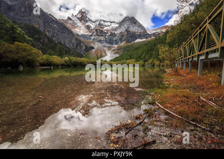 Le Sichuan, Shanghai, Chine. 23 Oct, 2018. Le Sichuan, Chine-Yading est un niveau national réserver dans Daocheng County, au sud-ouest d'ChinaÃ », de la province du Sichuan. Crédit : SIPA Asie/ZUMA/Alamy Fil Live News Banque D'Images