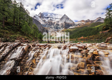 Le Sichuan, Shanghai, Chine. 23 Oct, 2018. Le Sichuan, Chine-Yading est un niveau national réserver dans Daocheng County, au sud-ouest d'ChinaÃ », de la province du Sichuan. Crédit : SIPA Asie/ZUMA/Alamy Fil Live News Banque D'Images