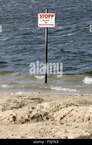 Waren, Allemagne. 22 octobre, 2018. Le lieu de baignade Ecktannen an der Müritz est sec, un panneau pour avertir les non-nageurs est presque à sec elle-même. La sécheresse prolongée a entraîné des niveaux d'eau dans les lacs du Mecklembourg à chuter de près de 70 centimètres. La situation n'est pas encore une menace pour les grands lacs. Dans les petits lacs et rivières, d'autre part, les poissons peuvent mourir dans l'hiver s'il y a un couvert de glace. Crédit : Bernd Wüstneck/dpa/Alamy Live News Banque D'Images