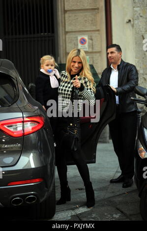 Milan, Michelle Hunziker et sa fille sortir du restaurant Michelle Hunziker avec peu de Celeste dans ses bras, après le déjeuner elle quitte le restaurant et elle est emportée par son pilote. Banque D'Images