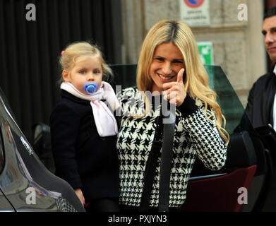 Milan, Michelle Hunziker et sa fille sortir du restaurant Michelle Hunziker avec peu de Celeste dans ses bras, après le déjeuner elle quitte le restaurant et elle est emportée par son pilote. Banque D'Images