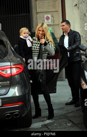 Milan, Michelle Hunziker et sa fille sortir du restaurant Michelle Hunziker avec peu de Celeste dans ses bras, après le déjeuner elle quitte le restaurant et elle est emportée par son pilote. Banque D'Images