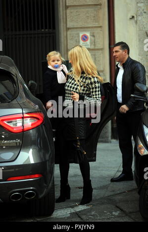 Milan, Michelle Hunziker et sa fille sortir du restaurant Michelle Hunziker avec peu de Celeste dans ses bras, après le déjeuner elle quitte le restaurant et elle est emportée par son pilote. Banque D'Images