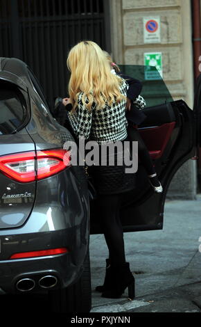 Milan, Michelle Hunziker et sa fille sortir du restaurant Michelle Hunziker avec peu de Celeste dans ses bras, après le déjeuner elle quitte le restaurant et elle est emportée par son pilote. Banque D'Images