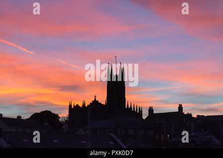Le port de Penzance, Cornwall, UK. 23 octobre 2018. Météo britannique. C'était un coucher de soleil colorés sur Penzance ce soir. Sur l'horizon en face de la pleine lune a été presque obscurci par les nuages. Crédit : Simon Maycock/Alamy Live News Banque D'Images