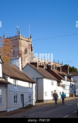 La ville de marché de Cheshire du Malpas avec noir et blanc maisons à colombages et des bâtiments avec l'église paroissiale de St Oswald dans l'arrière-plan Banque D'Images