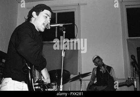 DaN Treacy et Jowe Chef du groupe post-punk personnalités de la télévision se présentant au Horse and Groom, Bedford, Royaume-Uni, le 17 octobre 1987. Banque D'Images
