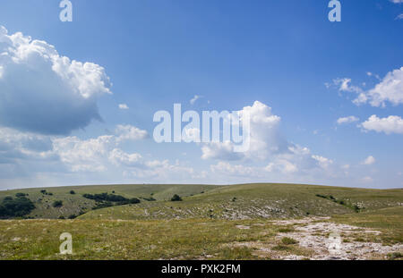 Mountain Sky péninsule de Crimée de vertes collines Paysage d'été sur le terrain Banque D'Images