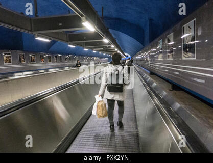 Trottoir roulant dans le métro de Stockholm qui relie la ligne bleue avec les lignes rouge et verte à la gare centrale. Banque D'Images