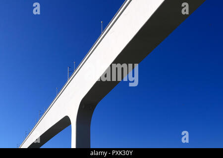 L'un des plusieurs ponts sur le fleuve Douro à Porto, Portugal, contre ciel bleu profond. Celui-ci est l'un des plus récents en béton armé ; Banque D'Images