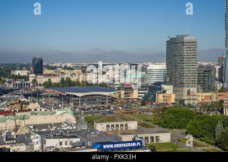 Vue de la gare Warszawa Centralna et les Terrasses d'or ZŁOTE TARASY (commercial) et le complexe de loisirs, Centrum Varsovie, Pologne Banque D'Images