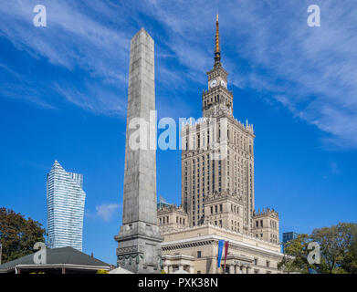 Obélisque à la soc-réaliste style gâteau de mariage russe Palais de la Culture et de la science avec le neomodern civileimminenteen Spire de Varsovie, Varsovie, l'arrière-plan Banque D'Images