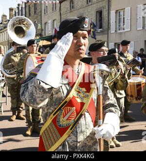 Le s.. Redentor Aledia, tambour-major de l'US Army Band (Chorus), salue pendant l'hymne national, le 1er juin 2017, les troupes aéroportées Monument de gerbe à Sainte-Mère-Église, France. Cette cérémonie commémore le 73e anniversaire du Jour J, le plus grand débarquement amphibies multi-national et opérationnel d'airdrop militaire dans l'histoire, et met en lumière l'engagement indéfectible des Etats-Unis d'alliés et partenaires européens. Dans l'ensemble, environ 400 militaires américains en provenance d'unités en Europe et les États-Unis participent à des cérémonies D-Day events du 31 mai à J Banque D'Images