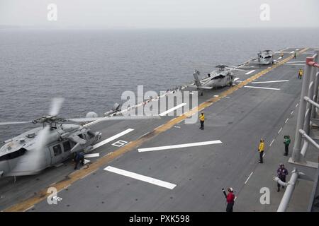 Mer de Chine orientale (1 juin 2017) MH-60S Sea Hawks, attribué à l'île "Chevaliers" de la mer de l'Escadron d'hélicoptères de combat (HSC) 25, se lancer le navire d'assaut amphibie USS Bonhomme Richard (DG 6). Bonhomme Richard, navire amiral du Bonhomme Richard, groupe expéditionnaire est sur une patrouille de routine, opérant dans la région du Pacifique-Indo-Asia pour servir d'avant-capacité pour n'importe quel type d'éventualité. Banque D'Images