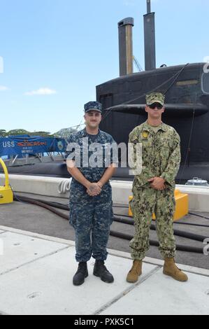 APRA HARBOUR, Guam (2 juin 2017) frères nouvellement promu Officier du machiniste (auxiliaire) de 3e classe Joseph Blanc, gauche, et maître d'armes 3 Classe Jacob White, attribué à Los Angeles-classe d'attaque USS Chicago (SSN 721) et les forces de sécurité de la base navale de Guam, respectivement, se tenir ensemble avant de l'avancement de la paire de 2e classe de maître. Les frères, originaire de Gosport, Indiana, sont stationnés à Guam et rejoint la marine sept mois d'intervalle. Banque D'Images