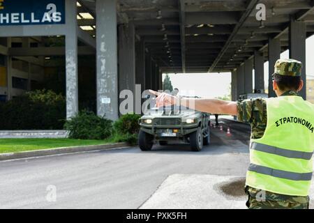 Convoi de véhicules espagnol départs du camp, KANDILAPTI - Alexandroupoli. Les forces armées grecques ont contribué avec la police locale, assurer la sécurité et le bon départ de l'armée espagnole, les véhicules et les camions sur Juin 02, 2017. Banque D'Images