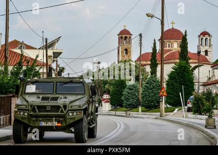 Convoi de véhicules espagnol départs du camp, KANDILAPTI - Alexandroupoli. Les forces armées grecques ont contribué avec la police locale, assurer la sécurité et le bon départ de l'armée espagnole, les véhicules et les camions sur Juin 02, 2017. Banque D'Images