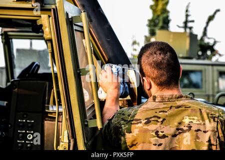 Convoi de véhicules espagnol départs du camp, KANDILAPTI - Alexandroupoli. Les forces armées grecques ont contribué avec la police locale, assurer la sécurité et le bon départ de l'armée espagnole, les véhicules et les camions sur Juin 02, 2017. Banque D'Images