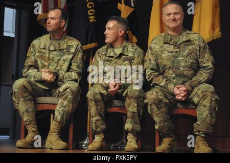 Le brig. Le général William J. Edwards, la Garde nationale de l'Oregon Land Component Commander ; les 82e Brigade et le lieutenant-colonel (promouvable) Stephen L. Schmidt ; et le colonel commandant sortant Gregory T. Jour, écoutez le maître de cérémonie lit une histoire de la brigade au cours d'une cérémonie de passation de commandement au 41e Centre de Réserve des Forces armées au camp Withycombe dans Clackamas, Oregon, le 3 juin 2017. Banque D'Images