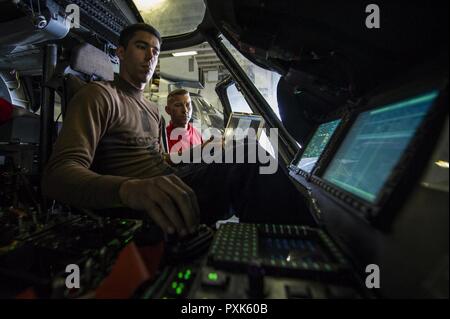 Océan Pacifique 5 (3 juin 2017) l'Aviation 1ère classe Ordnanceman Anthony Branger (droite), originaire de Philadelphie, Pennsylvanie, et technicien en électronique de l'Aviation 2e classe Sean Michael Owens, originaire de Fontana, Californie, l'analyse des systèmes informatiques d'un MH-60 Seahawk est attribuée à ce "Joker" d'hélicoptères de combat de la mer dans le hangar de l'escadron 23 de la baie d'assaut amphibie USS America (LHA 6). L'Amérique est actuellement en cours d'exercice de Certification (CERTEX) dans le cadre de la troisième et dernière phase des qualifications pour leur déploiement à venir. L'Amérique R Amphibie Banque D'Images
