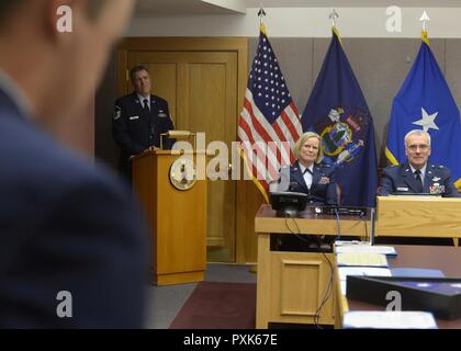 Les hauts de la Garde nationale américaine d'AMN. Timothy Morris lit la biographie de sa mère Lieutenant-colonel Karen Morris au cours de sa retraite, Camp Keyes, Augusta, ME, Jun. 3, 2017. Banque D'Images