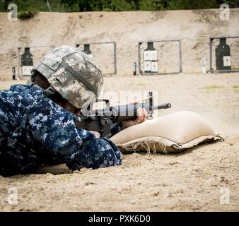 Ensign David Ségala, un ingénieur de l'agent de service de New London, Connecticut ouvre le feu sur une plage de zéro à Fort Devens, Massachusetts. Les officiers de la Marine ont participé à une formation conjointe avec les sergents de l'Armée de l'environnement exercice pour former de futurs déploiements 3 juin 2017. Banque D'Images