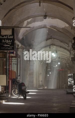 YAZD, IRAN - août 19, 2016 Moto : debout dans la rue vide dans le bazar couvert Khan de Yazd, Iran. Symbole de l'architecture perse, c'est Banque D'Images