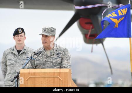 Le capitaine de la Garde nationale américaine Daniel Kemp avec la 146e Escadre de transport aérien tout en Brig. Le général David M. Bakos, sous-adjudant général de la Garde nationale aérienne de la Californie, donne un discours lors de sa cérémonie de passation de commandement à la 146e Airlift Wing à Port Hueneme, Californie le 4 juin 2017. Banque D'Images