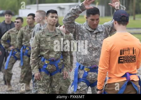 Avec les gardes de la Garde nationale de l'Armée de l'Alaska, du Programme de soutien de recruter les faisceaux ont leur vérification de sécurité tout en confiance high ropes courses au Camp Carroll, Joint Base Elmendorf-Richardson, Alaska, le 4 juin 2017. La mission de la RSP est d'offrir du soutien, de la formation et du mentorat aux nouveaux soldats et aider à leur introduction et la formation. Banque D'Images