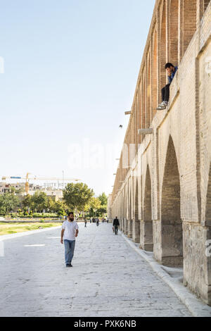 ISFAHAN, IRAN - le 20 août 2015 : peuple iranien en passant par sur les Si o Seh Pol pont sur l'après-midi à Isfahan, Iran. Aussi connu comme Allahverdi Khan Banque D'Images