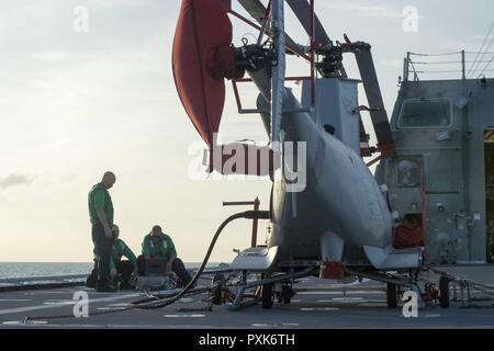 Golfe de Thaïlande (4 juin 2017) marins affectés à l 'Wildcards' d'hélicoptères de combat de la mer conduite 23 Escadron vérifications avant vol sur le MQ-8B Firescout à bord de véhicules aériens de combat littoral USS Coronado (LCS 4) au cours de la préparation et de la formation Coopération à flot (CARAT) de Thaïlande. CARAT est une série de commande du Pacifique, parrainé par l'U.S Pacific Fleet-conduit des exercices bilatéraux organisés chaque année en Asie du Sud et du sud-est de renforcer les liens et d'améliorer la disponibilité opérationnelle. CARAT événements exercice couvrent un large éventail de disciplines et domaines de compétence de la marine de surface, sous-marins, y compris l'air, et Banque D'Images