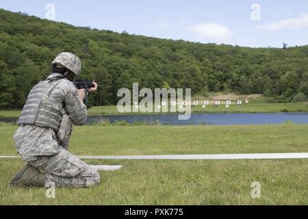 Un aviateur tire sa carabine M4 au cours de la SGT Henry Johnson Combat Rifle Match individuel dans le cadre de la 38e conférence annuelle de l 'étiquette (l'adjudant général) Match' lutter contre le maintien en puissance d'entraînement au Camp Smith Site de formation, N.Y., le 3 juin 2017. Le TAG Match est un événement de 3 jours menée par la Garde Nationale de New York afin de promouvoir l'excellence en entraînement et offrent aux soldats, aviateurs et Milice d'État l'occasion de tester leurs compétences et systèmes d'armes dans un environnement axé sur les combats. Banque D'Images