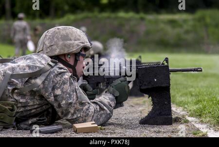 La CPS de l'armée américaine. Benjamin Bronson, un fantassin du 2-108ème Infantry Delta Co., New York Army National Guard, firesn la carabine M4 au cours de la 38e conférence annuelle de l'Adjudant général Soutien La formation de combat de l'exercice (TAG Match) au Camp Smith Site de formation, N.Y., 2 juin 2017. Le TAG Match est un événement de 3 jours menée par la Garde Nationale de New York afin de promouvoir l'excellence en entraînement et offrent aux soldats, aviateurs et Milice d'État l'occasion de tester leur adresse au tir et des systèmes d'armes dans un environnement axé sur les combats. Banque D'Images