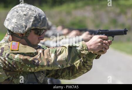 La CPS de l'armée américaine. Liam support, avec la 204e Détachement de la carrière d'ingénieur, la Garde Nationale de New York, se prépare pour le feu d'un pistolet M9 au cours de la Sgt. Thomas Baker Pistolet individuel Match à la 38e conférence annuelle de l'Adjudant général Soutien La formation de combat de l'exercice (TAG Match) au Camp Smith Site de formation, N.Y., 2 juin 2017. Le TAG Match est un événement de 3 jours menée par la Garde Nationale de New York afin de promouvoir l'excellence en entraînement et offrent aux soldats, aviateurs et Milice d'État l'occasion de tester leur adresse au tir et des systèmes d'armes dans un environnement axé sur les combats. Banque D'Images