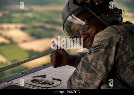 Les cadres supérieurs de l'US Air Force aérienne du Chasady Harris, 86e Escadron de soutien aux opérations d'équipement de vol des équipages compagnon, donne un "Thumbs up" tout en jetant sur la rampe d'un C-130J Super Hercules affecté à la 37e à la base aérienne de Ramstein, en Allemagne, au cours d'un survol en Normandie, France, le 2 juin 2017. L'autopont commémore le 73e anniversaire du Jour J, le plus grand débarquement amphibie multinationale militaire opérationnel et airdrop dans l'histoire, et met en lumière l'engagement indéfectible des Etats-Unis d'alliés et partenaires européens. Dans l'ensemble, environ 400 membres des services d'unités en Europe et aux États-Unis. Banque D'Images