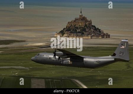 U.S. Air Force Brig. Le général Richard G. Moore Jr., commandant de la 86e Escadre de transport aérien, les mouches un C-130J Super Hercules affecté à la 37e Escadron de transport aérien à la base aérienne de Ramstein, Allemagne, passé le Mont Saint-Michel, France, le 3 juin 2017. Cet événement commémore le 73e anniversaire du Jour J, le plus grand débarquement amphibie multinationale militaire opérationnel et airdrop dans l'histoire, et met en lumière l'engagement indéfectible des Etats-Unis d'alliés et partenaires européens. Dans l'ensemble, environ 400 membres des services d'unités en Europe et les États-Unis participent à des cérémonies D-Day 73 activités du 31 mai au 7 juin 2017 Banque D'Images