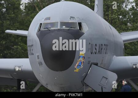 Le s.. Sam Cobb, 100e Escadron de maintenance d'aéronefs technicien hydraulique, communique avec les pilotes au cours d'une vérification avant vol d'un KC-135R Stratotanker à Powidz Air Base, Pologne, le 5 juin 2017. BALTOPS est un exercice multinational qui revient chaque année conçu pour accroître la flexibilité et l'interopérabilité, ainsi qu'une preuve de la détermination des forces des pays alliés et des pays partenaires pour défendre la région de la Baltique. Pays participants : Belgique, Danemark, Estonie, Finlande, France, Allemagne, Lettonie, Lituanie, Pays-Bas, Norvège, Pologne, Suède, Royaume-Uni et États-Unis. Banque D'Images