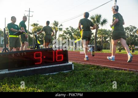 Le sergent du Corps des Marines des États-Unis. Loan Nguyen, chef instructeur de forage avec le processus de recrutement, l'entreprise, le 1er Bataillon de soutien encourage les recrues à s'exécuter plus rapidement lors d'une course de 2,4 km, 3 juin 2017, sur l'Île Parris, L.C. (Nguyen, 27 ans, est d'Orlando. Après avoir passé le test de résistance initiale, ces recrues seront affectées à la société Oscar, 4e Bataillon d'instruction des recrues, qui est prévue pour le 25 août, 2017 études supérieures. Environ 19 000 recrues proviennent à Parris Island annuellement pour l'occasion de devenir des Marines américains en endurant 12 semaines de formation rigoureux, transformatrices. Parris Island est home t Banque D'Images