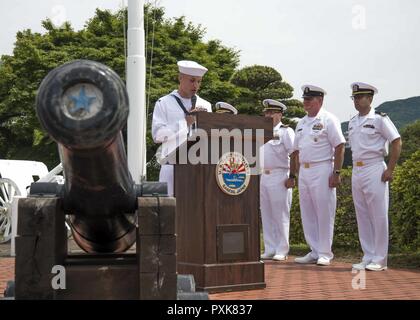 5 SASEBO, Japon (5 juin 2017) Maître de Manœuvre 1re classe Zachary Dwyer, affecté aux activités du port à bord de la flotte, commandant de Sasebo, activités récite l'importance de la Bataille de Midway durant la commémoration à bord d'EFG. L'événement a marqué le 75e anniversaire de la Marine et de la plus grande importance historique victoire navale de la Seconde Guerre mondiale. Banque D'Images