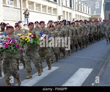 Les bérets et les couronnes. MONTEBOURG, France--plus de 100 soldats de l'armée américaine, rejoindre le général commandant, compatriotes Français et les gens de Montebourg, en France, au cours d'une marche du centre-ville de la ville, World War II memorial wall. Sélectionnez les soldats de "lutter contre les aigles,' 1er Bataillon, 8e Régiment d'infanterie de la 3ème Armored Brigade Combat Team, 4ème Inf. Div., ont participé à la marche pour le monument du dévouement organisée par le général Ryan F. Gonsalves, général commandant de la 4ème Inf. Div., Monteburg leaders civiques, compatriotes français et des anciens combattants. Les soldats de la 3e sont actuellement ABCT dep Banque D'Images