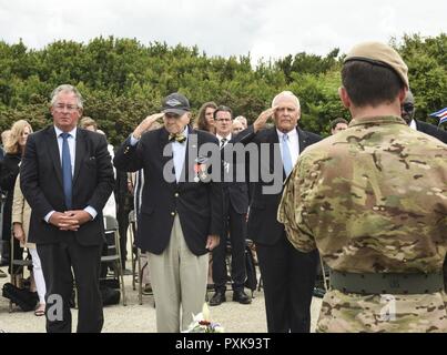 2e Bataillon de Rangers de l'armée américaine vétéran du jour, George Klein, salue pendant l'hymne national à la Pointe du Hoc Monument Ranger, cérémonie de commémoration, le 5 juin 2017 à Cricqueville en Bessin, France. Klein a agi à titre de commandant de compagnie Fox, 2e régiment de Rangers, au cours de la Seconde Guerre mondiale. Cette cérémonie commémore le 73e anniversaire du Jour J, le plus grand débarquement amphibies multi-national et opérationnel d'airdrop militaire dans l'histoire, et met en lumière l'engagement indéfectible des Etats-Unis d'alliés et partenaires européens. Dans l'ensemble, environ 400 militaires américains en provenance d'unités en Europe et Banque D'Images