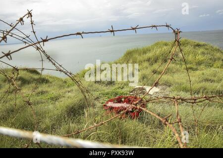 Le dirigeant d'une couronne fixe visible dans les vallons fleuris donnant sur Utah Beach, le 5 juin 2017, à Cricqueville en Bessin, France. La guirlande établit en l'honneur des Rangers du Bataillon de Rangers 2d et le 5e Bataillon de Rangers, décédé le D-Day libérer la France. Cette cérémonie commémore le 73e anniversaire du Jour J, le plus grand débarquement amphibies multi-national et opérationnel d'airdrop militaire dans l'histoire, et met en lumière l'engagement indéfectible des Etats-Unis d'alliés et partenaires européens. Dans l'ensemble, environ 400 militaires américains en provenance d'unités en Europe et les États-Unis participent à des cérémonies D-Day e Banque D'Images