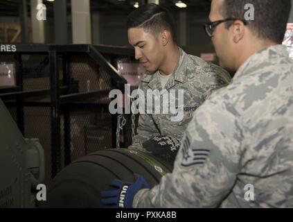 Les cadres supérieurs de l'US Air Force Airman Garcia, Jerod gauche, un technicien de l'inventaire et le sergent. Ostalaza Bernardo, le sous-officier responsable de l'entreposage central, toutes deux affectées au 6e Escadron de préparation logistique, de charger un KC-135 Stratotanker volant d'aéronefs et de pneu sur un rack, 1, juin 2017, à la base aérienne MacDill, Floride aviateurs d'aider à soutenir les pièces d'aéronefs qui sont nécessaires en cas d'un avion exige des réparations d'entretien. Banque D'Images